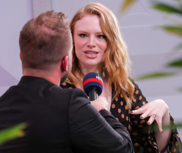 NDR2 Moderator Sascha Sommer im Interview mit Freya Ridings beim Soundcheck Festival in Göttingen