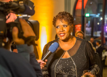 Mezzosopranistin Tichina Vaughn vor der Kamera