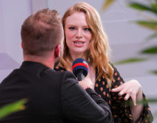 NDR2 Moderator Sascha Sommer im Interview mit Freya Ridings beim Soundcheck Festival in Göttingen