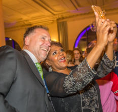 Mezzosopranistin Tichina Vaughn macht ein Selfie