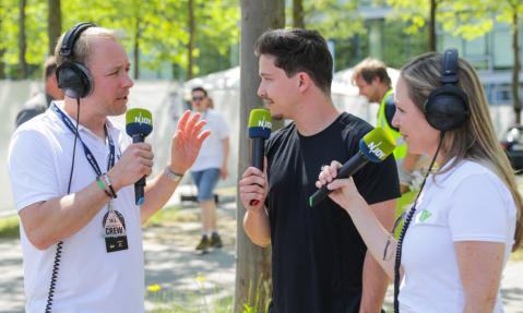 N-Joy Moderator Christian Haacke und Moderatorin Nina Zimmermann im Gespräch mit Nico Santos