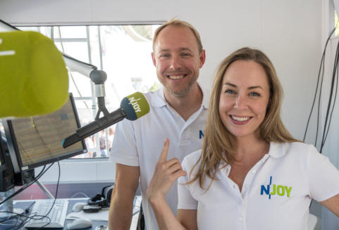 N-Joy Moderator Christian Haacke und Moderatorin Nina Zimmermann 
