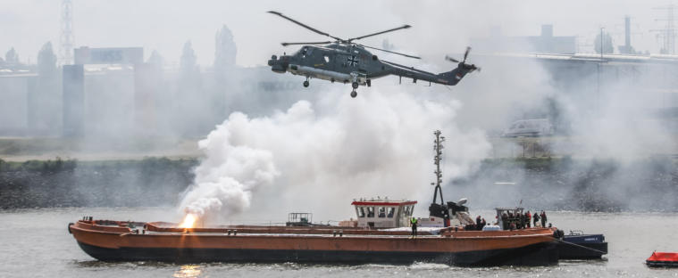 Schiffe beim Hafengeburtstag in Hamburg
