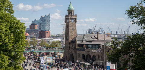 Schiffe beim Hafengeburtstag in Hamburg
