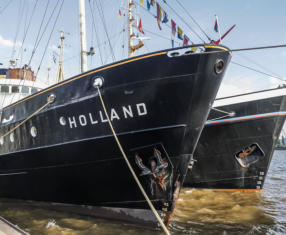 Schiffe beim Hafengeburtstag in Hamburg