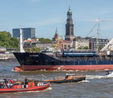 Schiffe beim Hafengeburtstag in Hamburg