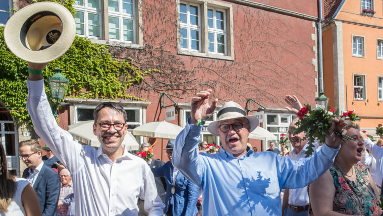 Marc Hansmann und Hauke Jagau auf dem Schützenausmarsch in Hannover