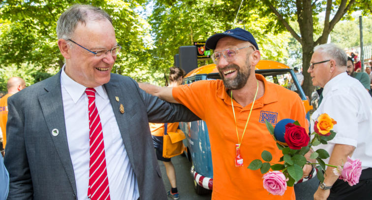 Ministerpräsident Stephan Weil und NDR Schüsselschorse auf dem Schützenausmarsch in Hannover