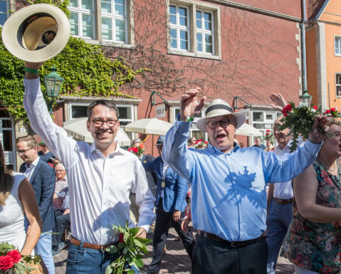 Marc Hansmann und Hauke Jagau auf dem Schützenausmarsch in Hannover